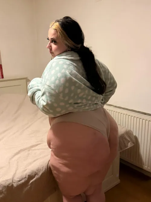 400lbs of pure happiness and cellulite by ViretheaLark