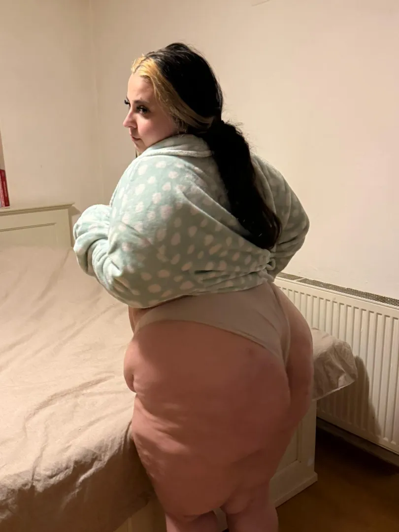 400lbs of pure happiness and cellulite posted by ViretheaLark