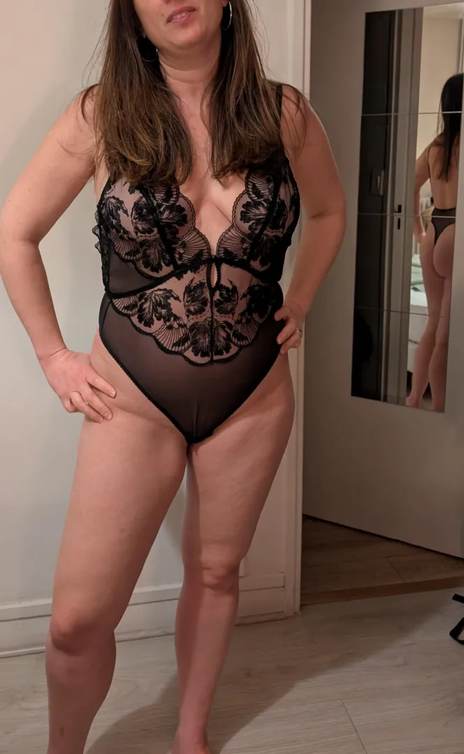 40yo milf in black posted by _animorph_