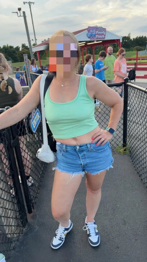 41 [f4m] Hotwife traveling to Charlotte for work looking to connect with a hot-hung guy. by Down2EarthKinkyCPL