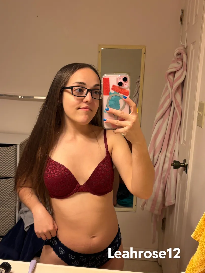 4’8 petite do you find me attractive?  posted by leahrose_12