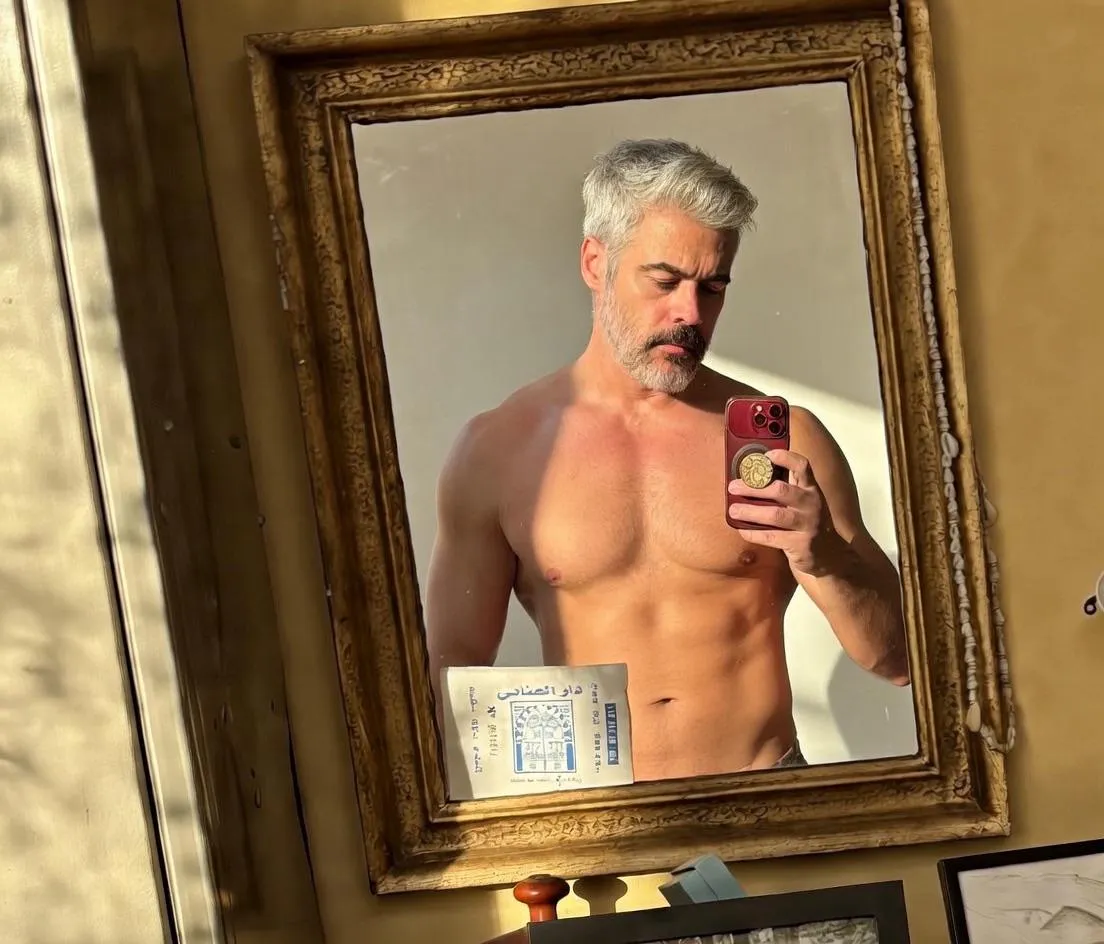 (51) Caught the elusive Golden Hour mirror selfie! posted by Dawn_effect