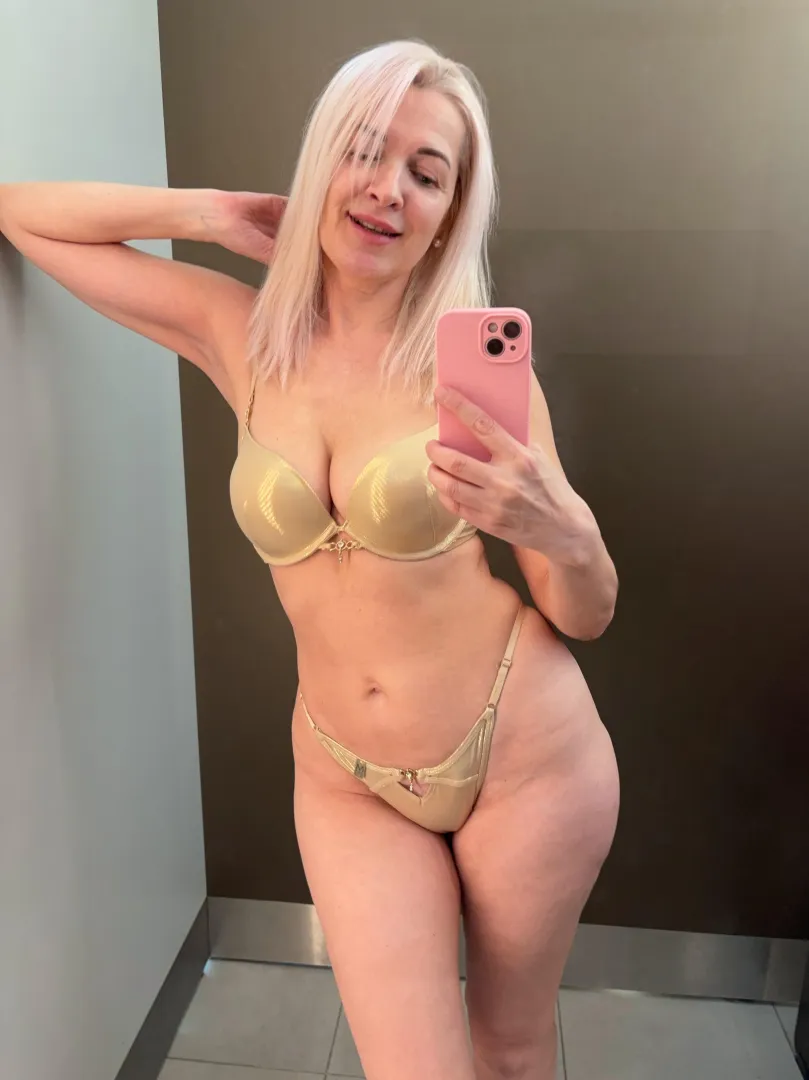 53yo milf and still making younger guys weak… posted by maturealice