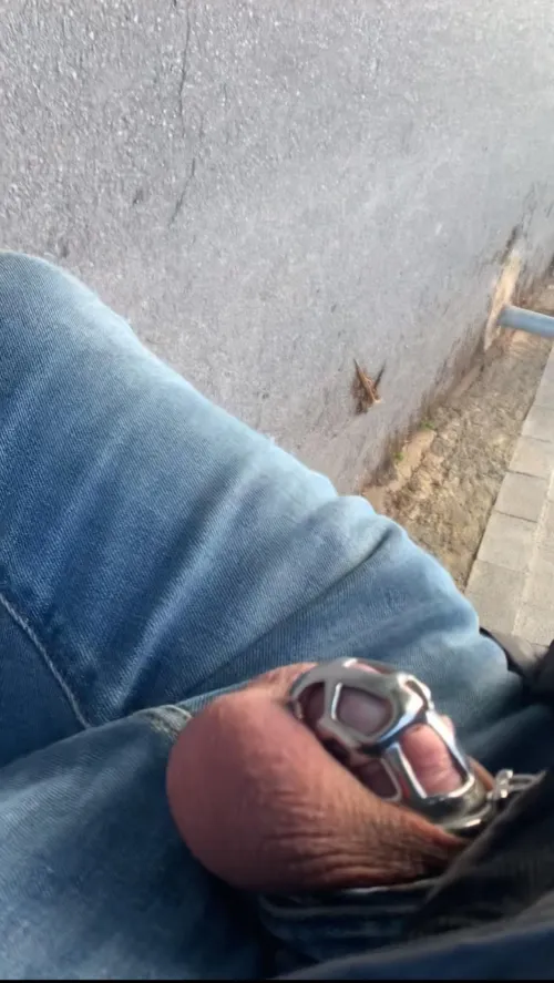 59 años, jaula de metal y tanga de hilo… salí a tirar la basura así (¡me vio mi vecina!) by Soloyo1966