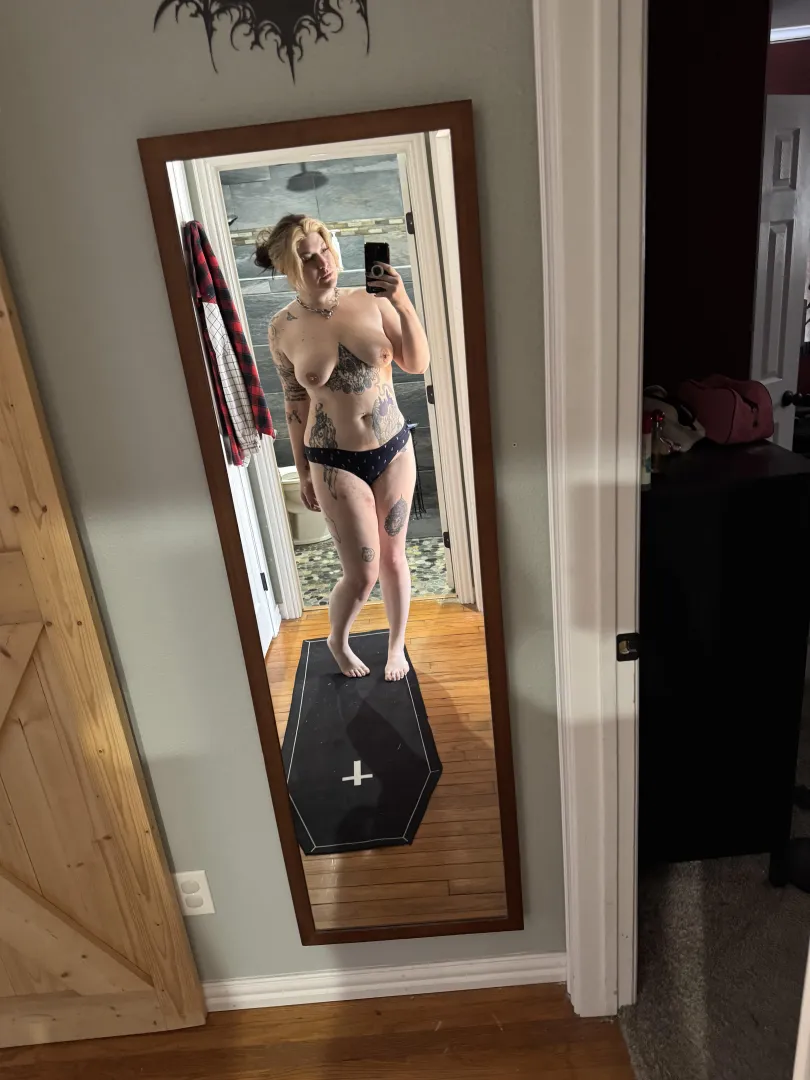 6’ Barefoot. Need someone to peel these undies off me. [f] posted by QuinNight