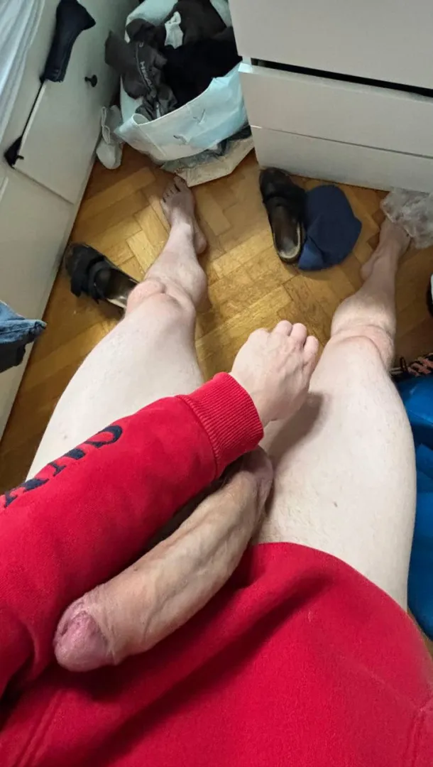 6‘4 and a massive cock posted by TheHugeGerman_