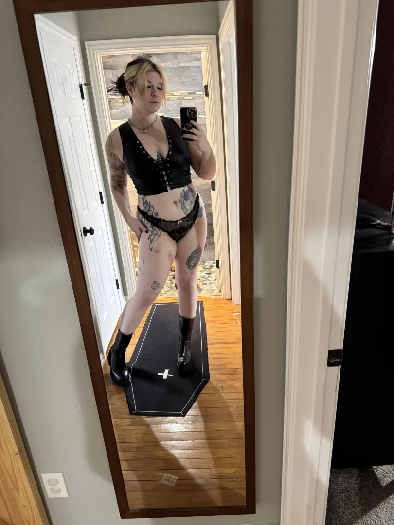 6’8 in these boots and ready to look you eye to eye. [f] posted by QuinNight