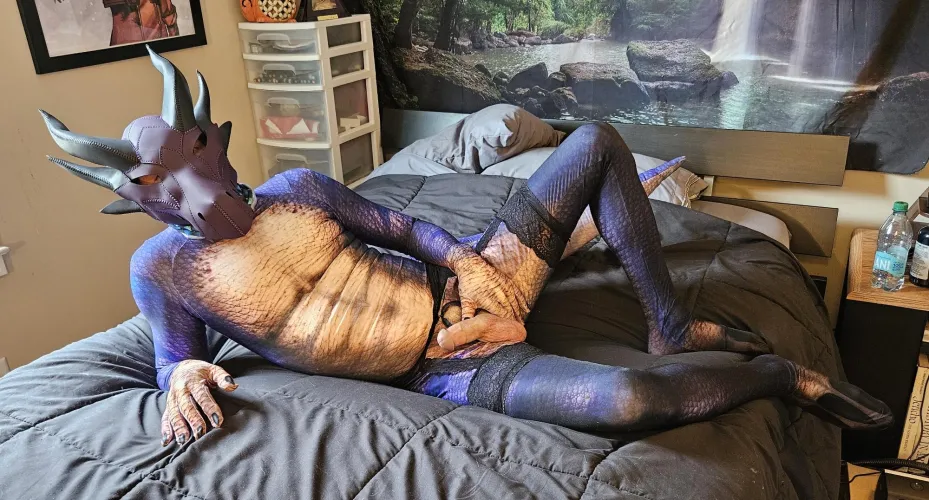 A dragon posting it all! :> by ScalieBoi42