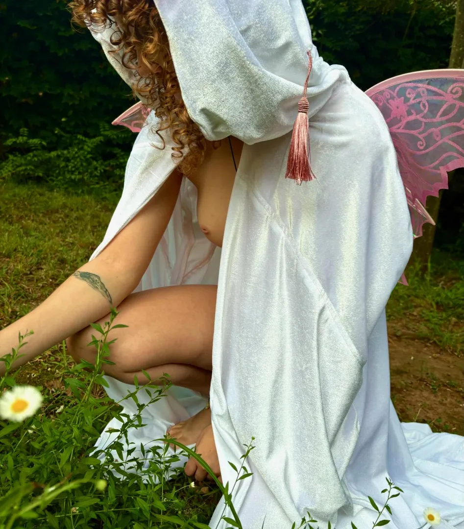 ✨ A Fallen Fairy in the Wild  posted by BareBloomFae