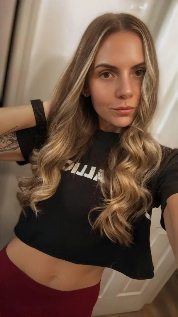 A glance that lingers longer  posted by SabrinaSwan