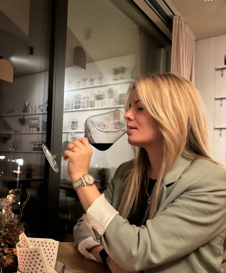 A good wine and a beauty watch ❤️ posted by olulou