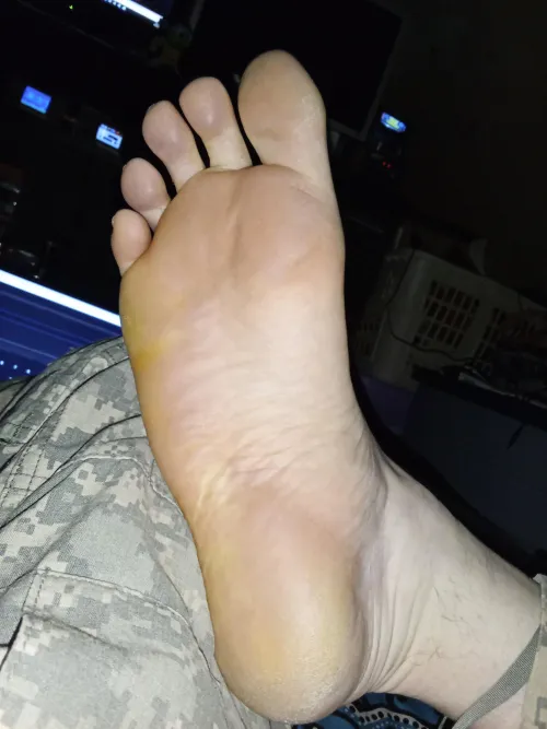 A lil dirty anyone near Erie pa area like to meet for some footy fun what u guys think of my size 13 soles by Casper301982