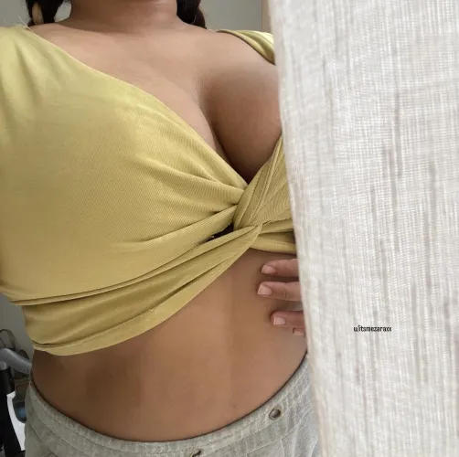 A little peek to get you through the day by itsmezaraxx