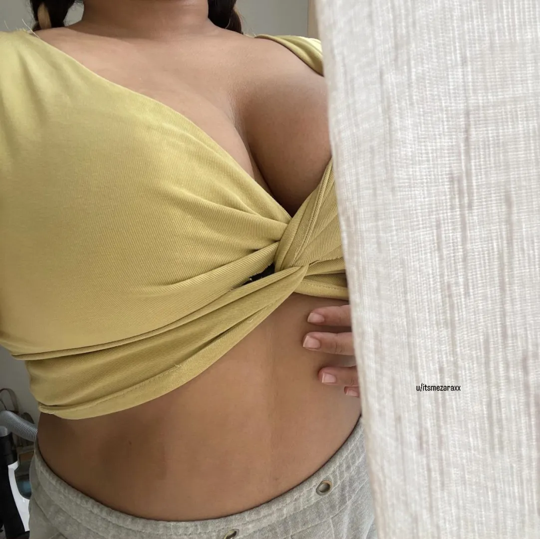 A little peek to get you through the day posted by itsmezaraxx