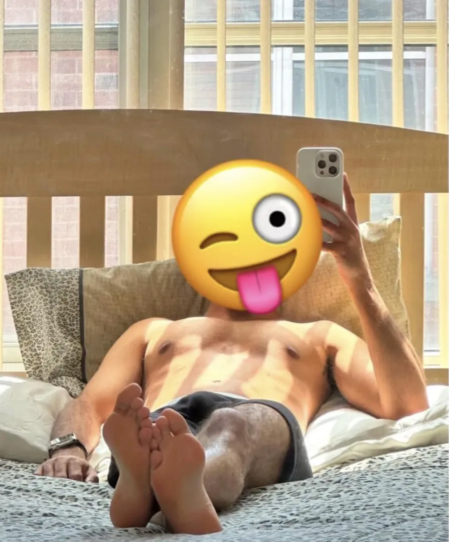 A lot of people say I’ve got soft feet. I wonder what you’d do to them? posted by MaleficentNoah1999