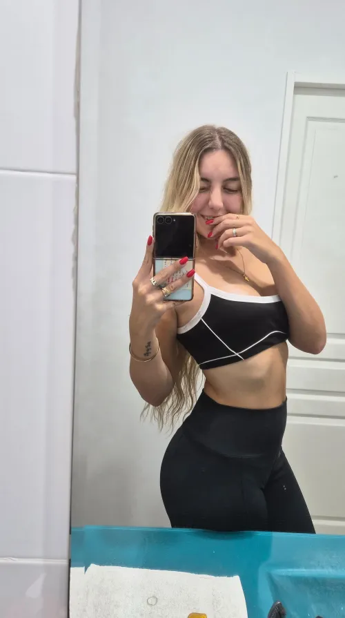 A mirror selfie is all it takes to feel a lil prettier by isabloom