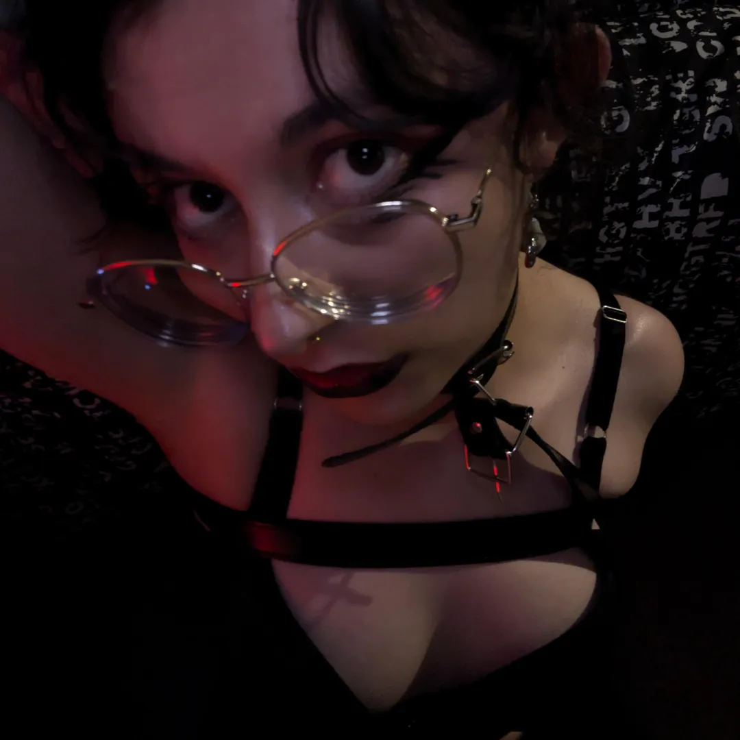 A real goth domme that loves good boys posted by baddemon_stick