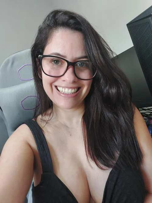 A sweet and nerdy girl by Isiscristine