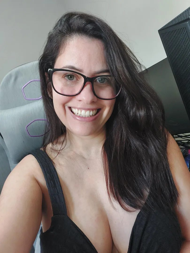 A sweet and nerdy girl posted by Isiscristine