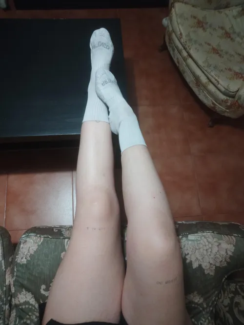 Aaah quelqu'un pour prendre soin de mes pieds pendant que j'étudie? by Suzanne_Tamara4feet