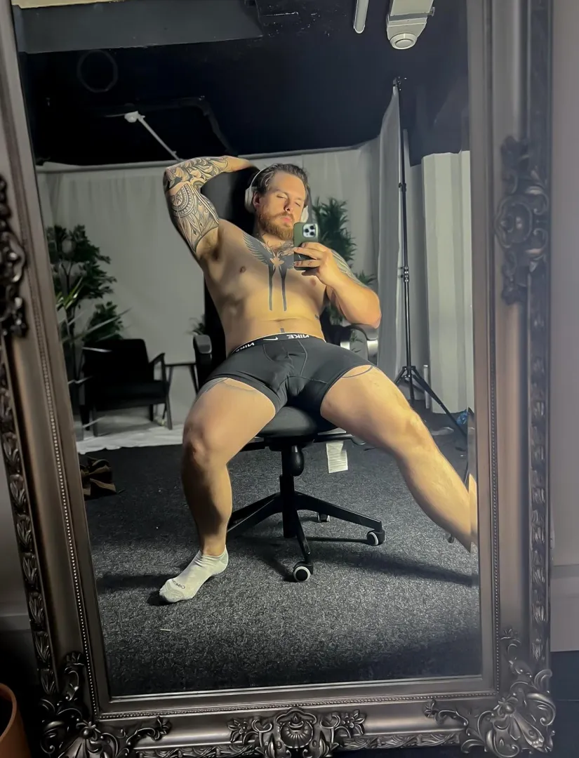 (Age: 33) Another solo day in the office posted by conzo0311