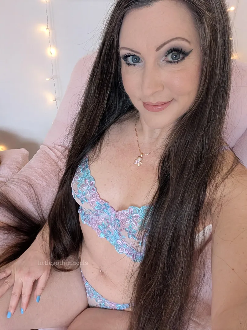 Aging naturally and even keeping my gray (I just turned 45) posted by littlegothinheels