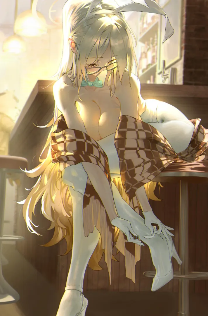 Akane taking off her high heels (phoebe/fibi) [Blue Archive] posted by llamanatee