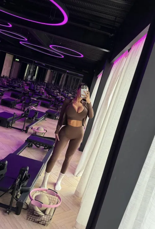 All trophy’s keep their body tight by Chloeroseuk9