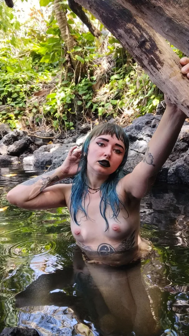 Alt girl naked in the wild. posted by lunaraesagefree