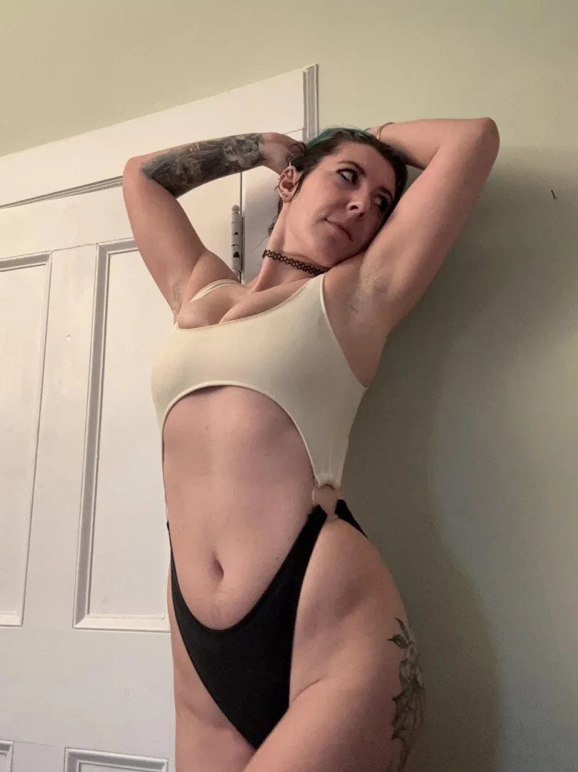 Alt girl stretchh posted by sirenskiss3