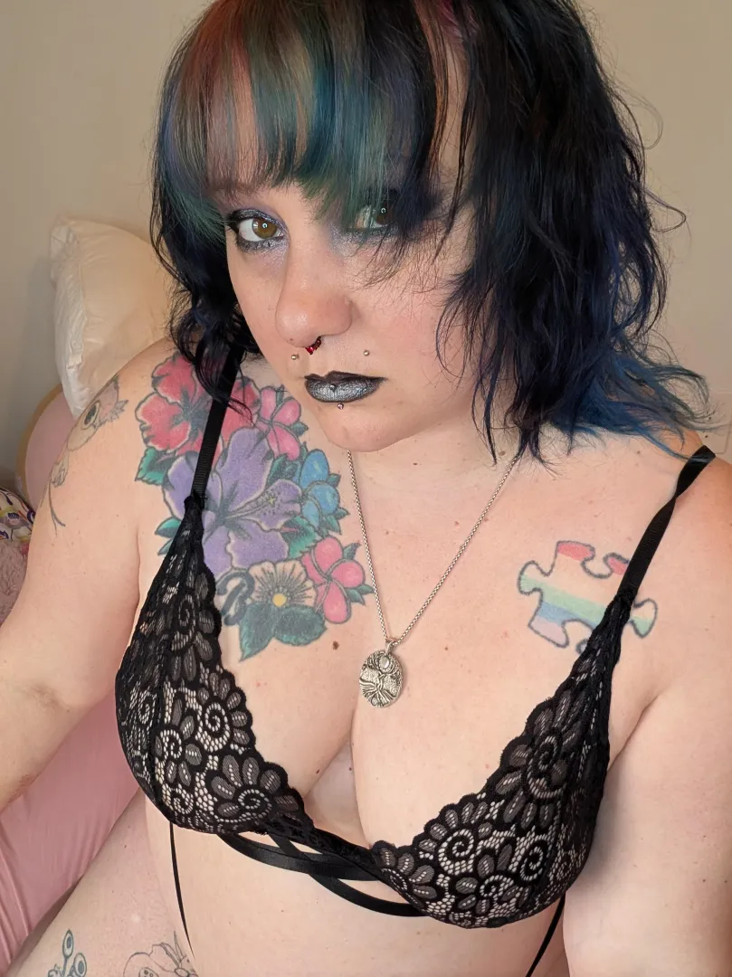 Alt, goth and curvy posted by Princessbubbles90