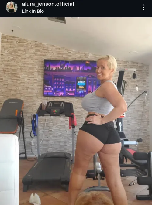 Alura jenson en casa by Old_Category_2974