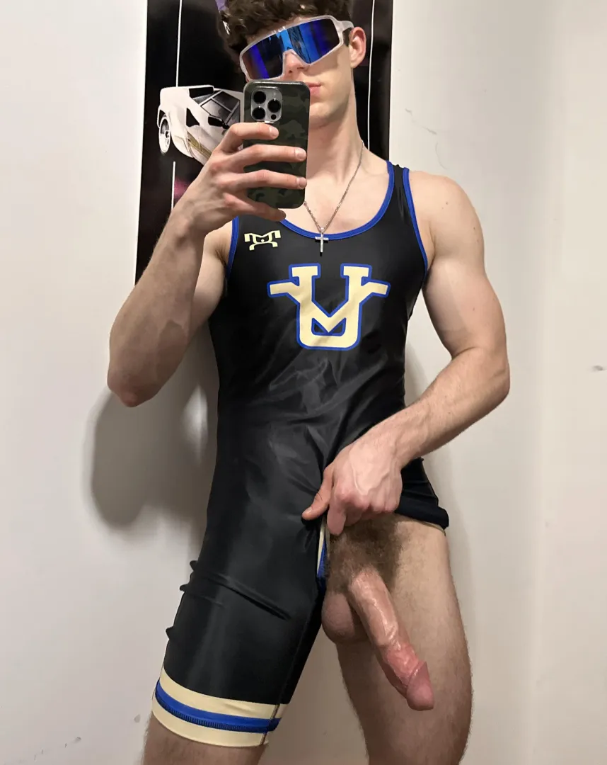 Always difficult trying to get this thing to fit in my singlet lmao posted by College_Wrestler_