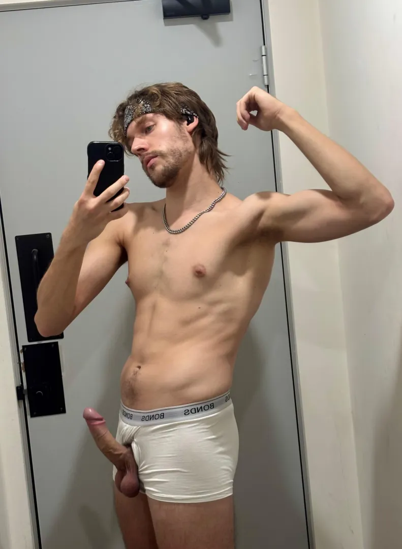 Always get hard when I’m at the gym posted by SeithGunn