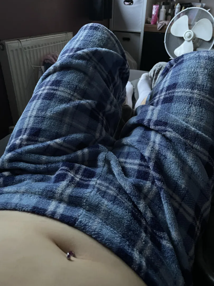 Another pic in my comfy pjs  posted by worththetroublex