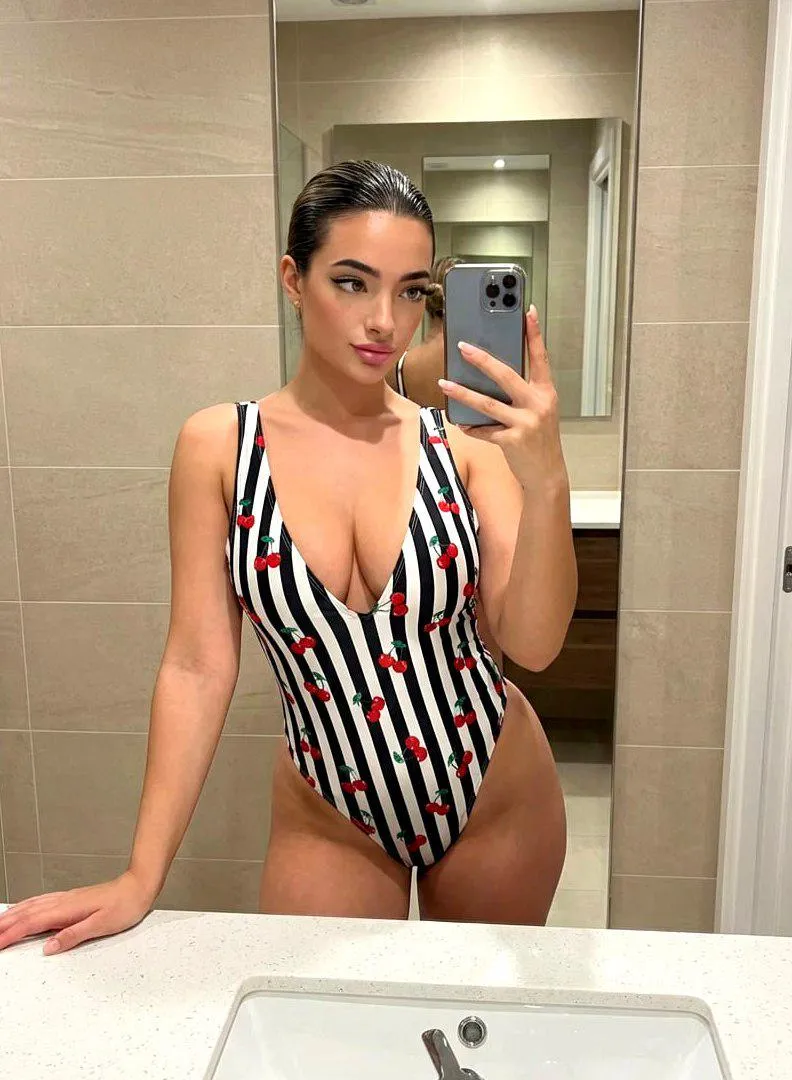 another quick shot of my sexy suit posted by xPastelQueen