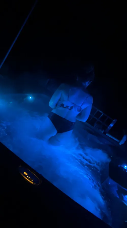 Any couples or hung bulls free by Sluttywife1111