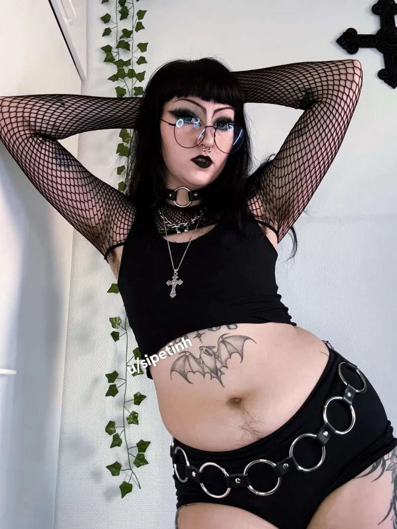 any fans of hairy egirls? posted by sipetinh