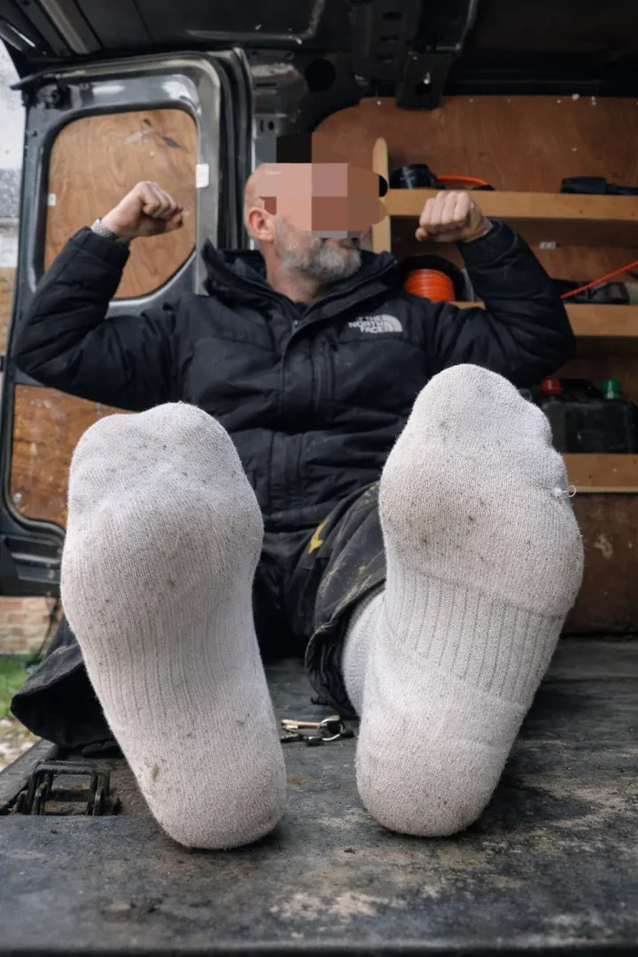 Any fellow tradie from UK/Ireland into foot domination? Looking to share a foot sub with a buddy. Preference 40-50. posted by thebaddad_