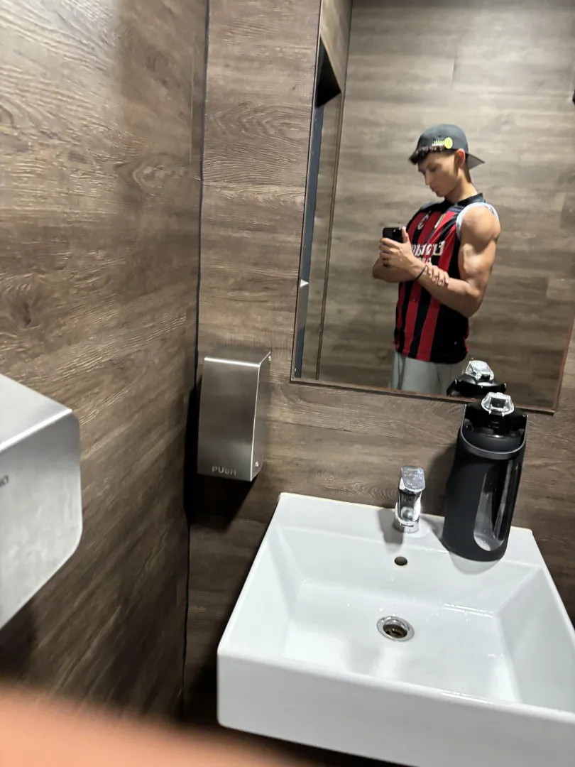 Any one in Cape Town dtf posted by i_need_a_sugardaddy