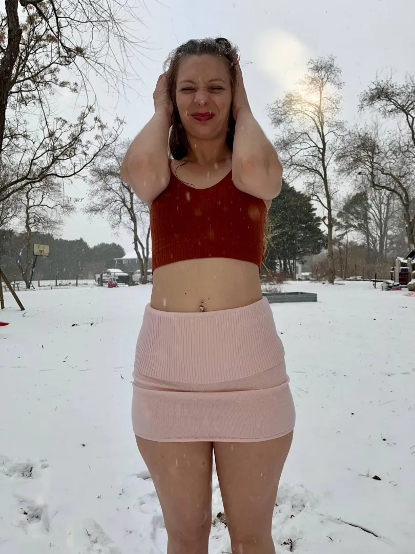 Any random dude who wants to get my nudes? posted by daisyduffybabyxo