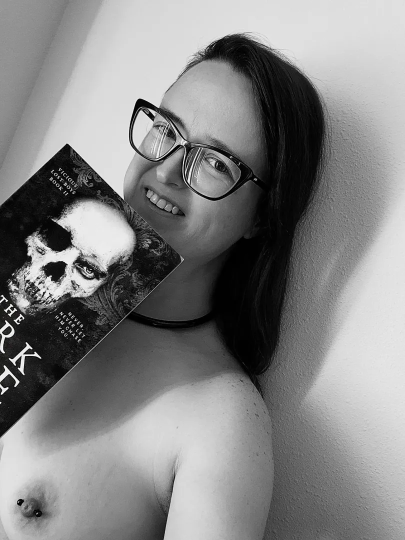 Any smutty book lovers posted by Snoo-36264