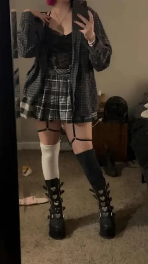 Any subby bois unable to get attentiooon? You can aaalways beg for Mommy's! Don't expect any amount of kindness from me either, betas are for bullying~ by Creepy_Hunt_6104