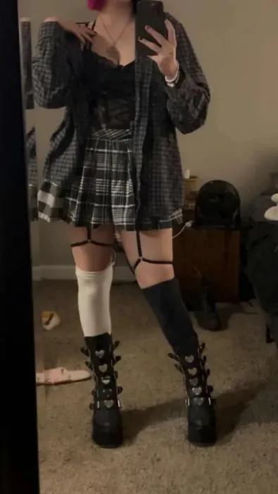 Any subby bois unable to get attentiooon? You can aaalways beg for Mommy's! Don't expect any amount of kindness from me either, betas are for bullying~ posted by Creepy_Hunt_6104