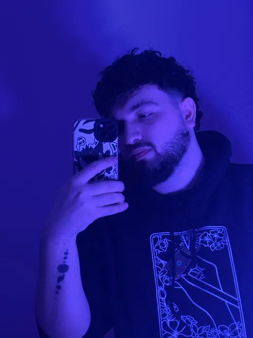 Any tall guys wanna chat with me? Top if it matters  DMs are open, face is a plus by Immediate-Wait5168