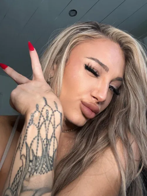 Any thoughts on my bimbo lips? by poppyprinces