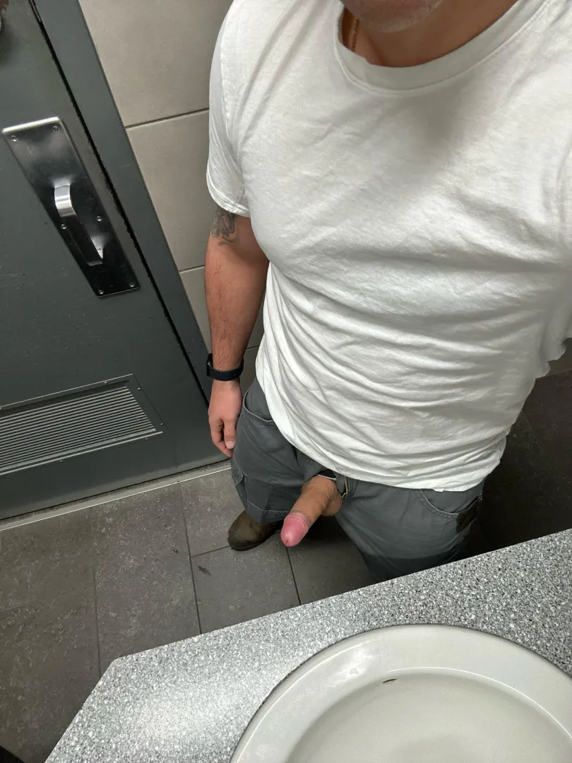 Any woman or couples want to chat and keep my mind off this ice storm while I’m at work? posted by bfajla15