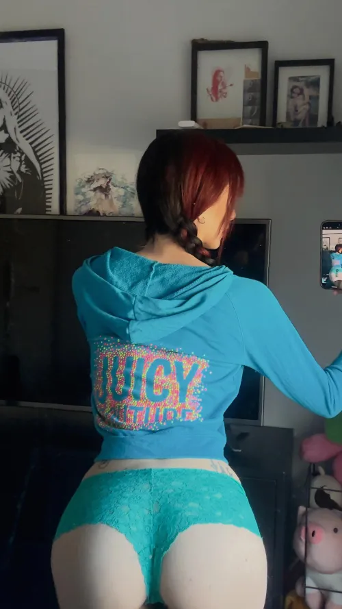 Anyone around looking to hang out tonight? msg me on lg: .,lunabowtie'. by TheGabening