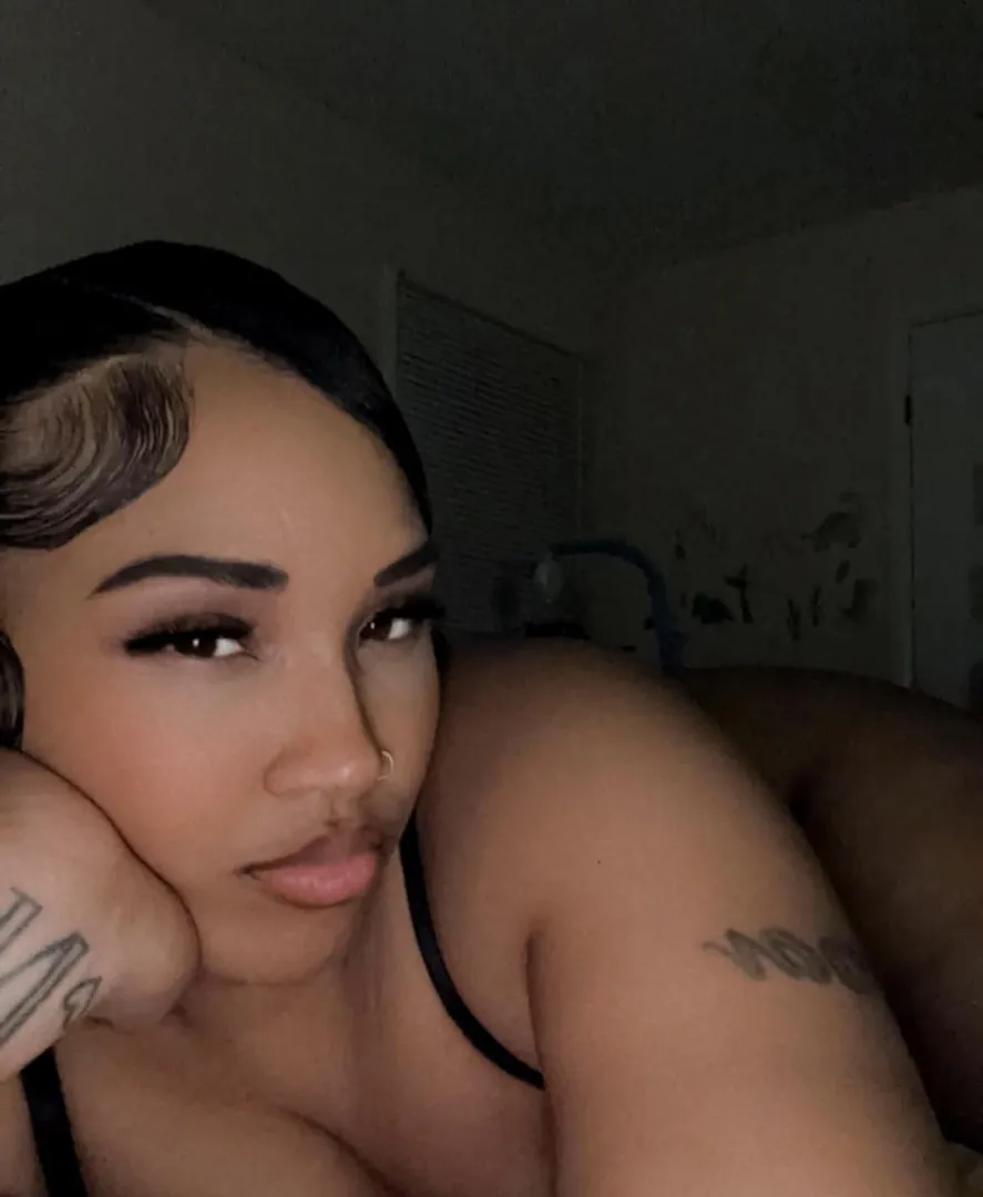 Anyone awake still? HMU posted by ab0mbb