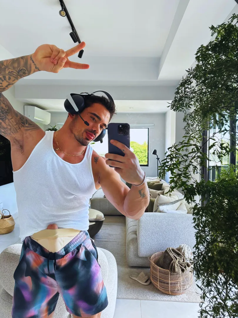 Anyone here who's into hung vers? posted by vellitrap